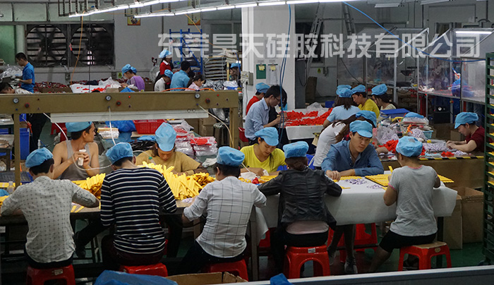 硅胶套生产厂家_硅胶手夹生产车间