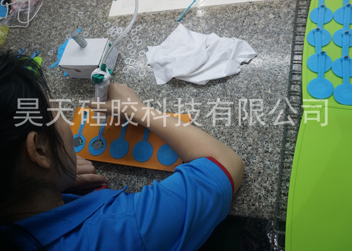 硅胶套生产厂家_硅胶充电帖定做
