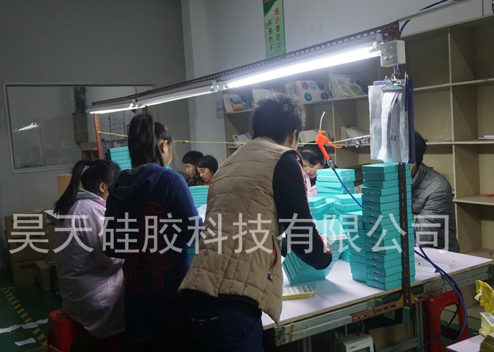 硅胶套生产厂家_硅胶充电帖定制